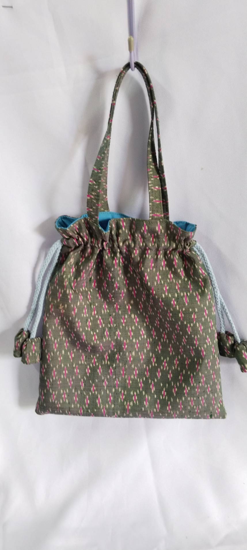 กระเป๋าผ้าไหม ทรงกลมหูรูด พรีออเดอร์ 7วัน ขนาด 10x11นิ้ว คละสี คละลาย รหัส GLA-23-1103670