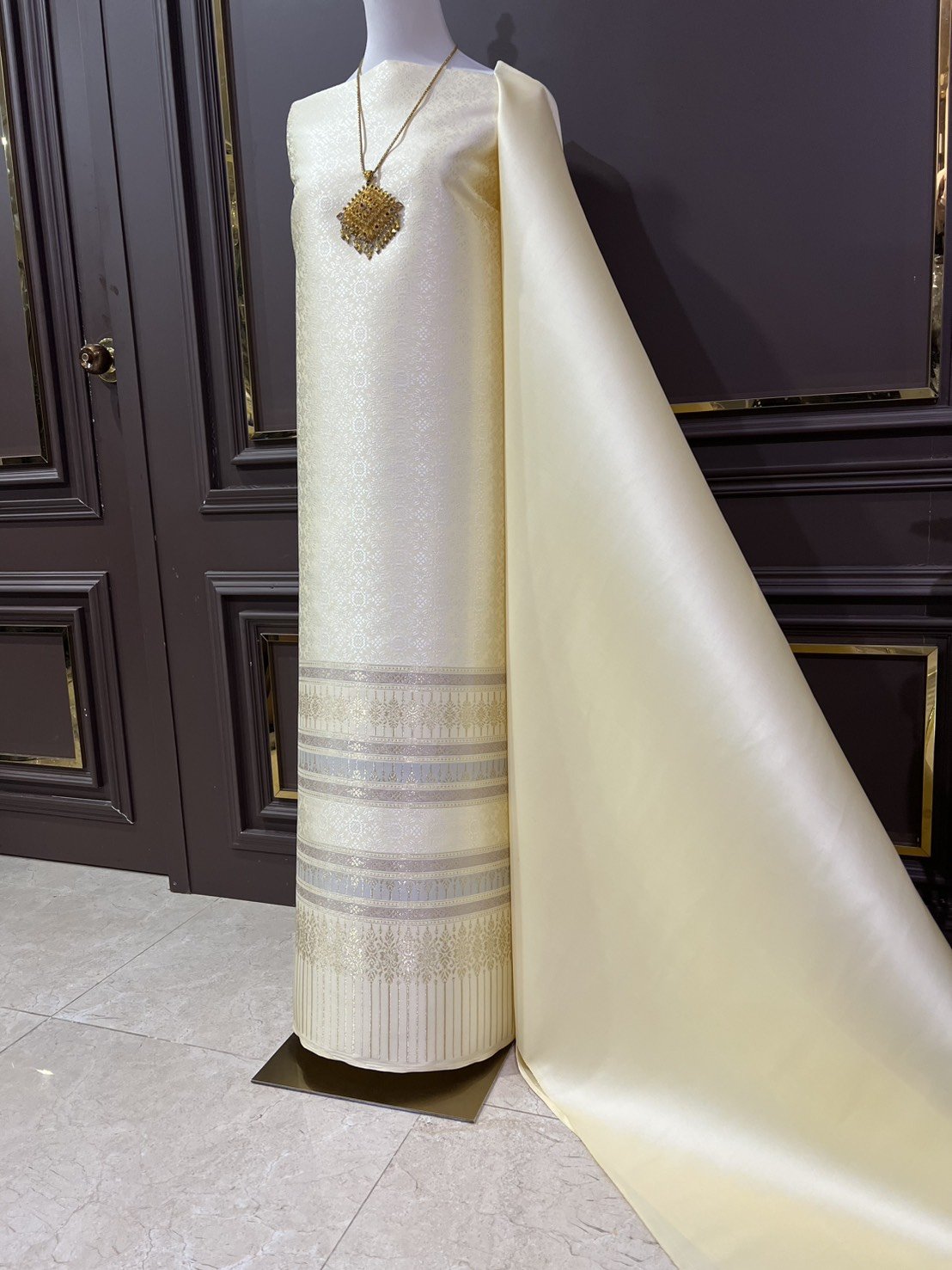 (ผ้าชุด)ผ้าไหมยกดอกลำพูน เกาะเชิงดิ้นทอง ขนาด 1.02x4.45เมตร ลายสุริยะฉาย พื้นสีเหลืองครีม รหัส N90-29-TR0553