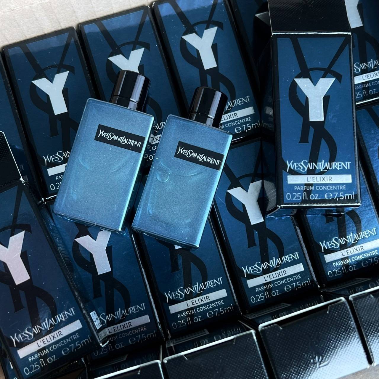 น้ำหอมจิ๋วมินิ YSL Y L'Elixir Parfum 7.5ml แบบแต้มมีกล่อง ( Mini Perfume น้ำหอมขนาดพกพา) น้ำหอมจิ๋วมินิ ขวดน่ารัก ตั้งโชว์ก็สวย พกพาก็สะดวก หัวแต้มตามจุดชีพจร