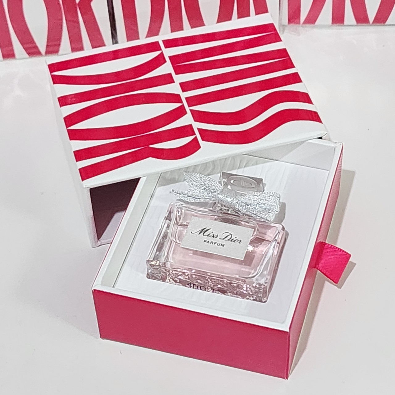 น้ำหอมจิ๋วมินิ Dior Miss Dior Parfum 5ml พร้อมกล่อง Limited สวยม๊ากๆๆ แบบแต้มมีกล่อง ( Mini Perfume น้ำหอมขนาดพกพา) น้ำหอมจิ๋วมินิ ขวดน่ารัก ตั้งโชว์ก็สวย พกพาก็สะดวก หัวแต้มตามจุดชีพจร