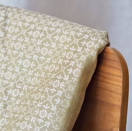 ผ้าไหมสปันซิลเกรด A+ ทอด้วยเครื่องอย่างประณีต หน้ากว้าง 128 ซม. สีเหลืองครีม ตัดขายเป็นหลา รหัส CISP-CT-103149