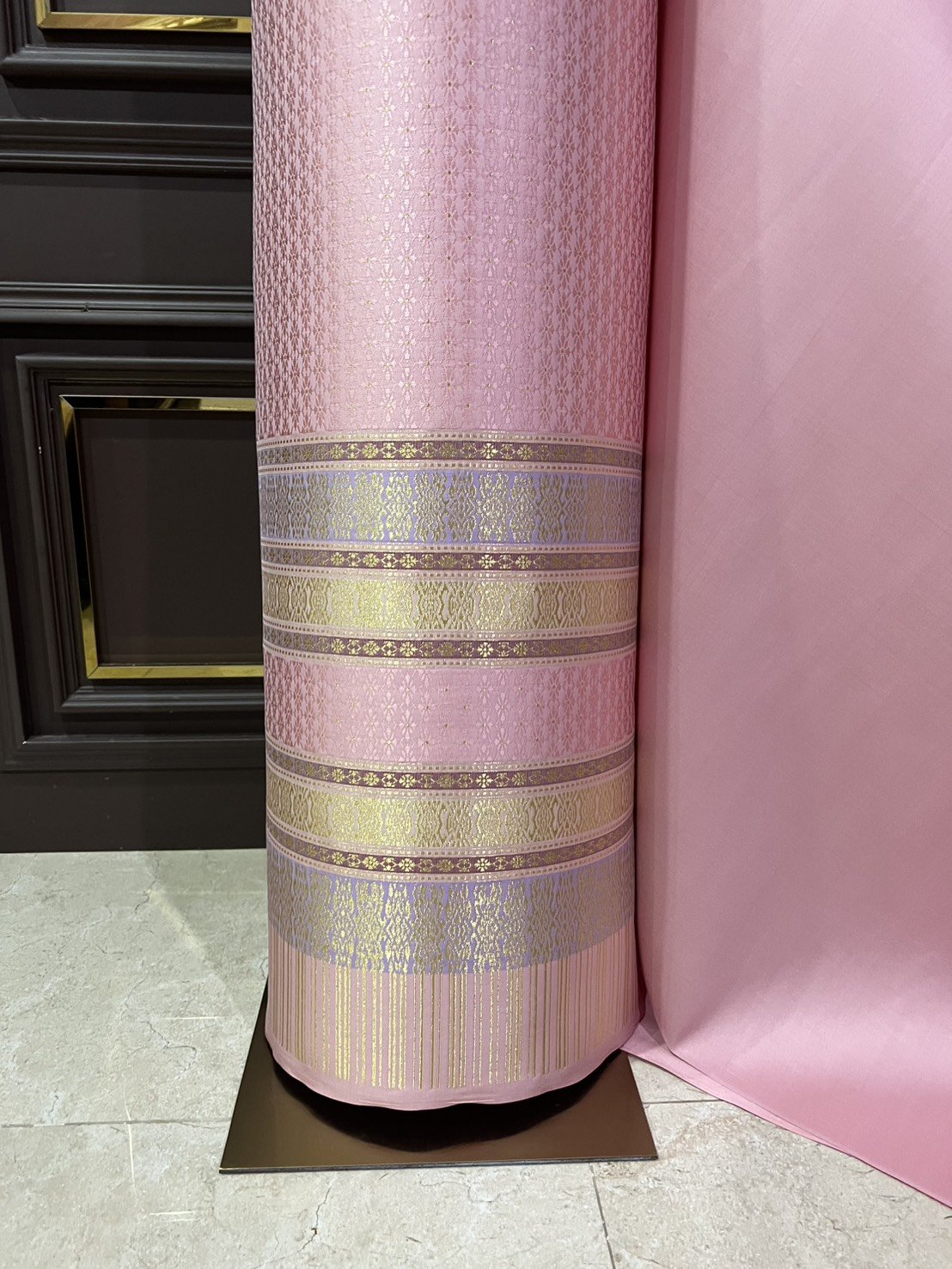 (ผ้าชุด)ผ้าไหมยกดอกลำพูน เกาะเชิงดิ้นทอง ขนาด 1.01x4.36เมตร ลายพิกุลล้อมกรอบ พื้นสีชมพูหวาน รหัส N90-29-TR0555