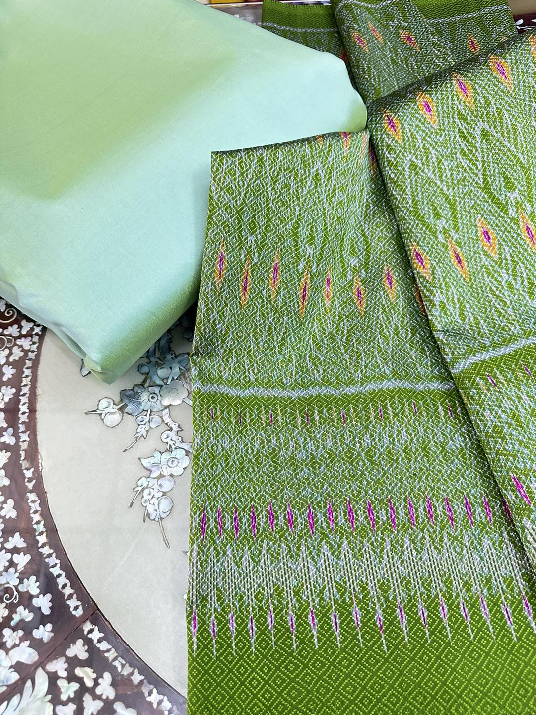 (ผ้าชุด)ผ้าไหมมัดหมี่ยกดอก 6ตะกอ (ผ้าลาย 2เมตร+สีพื้น 2เมตร) สีเขียวทองอ่อน รหัส L8A-ST-1228661