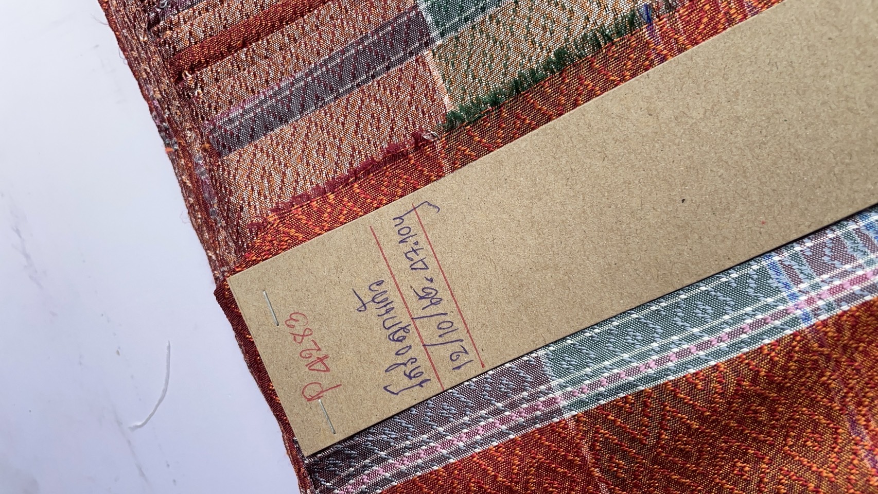 ผ้าไหมโสร่ง ไหมแท้ ยกดอกลูกแก้ว สีน้ำตาลสลับคละสี ขายตามความยาวเมตร รหัส R1B-76-P4283