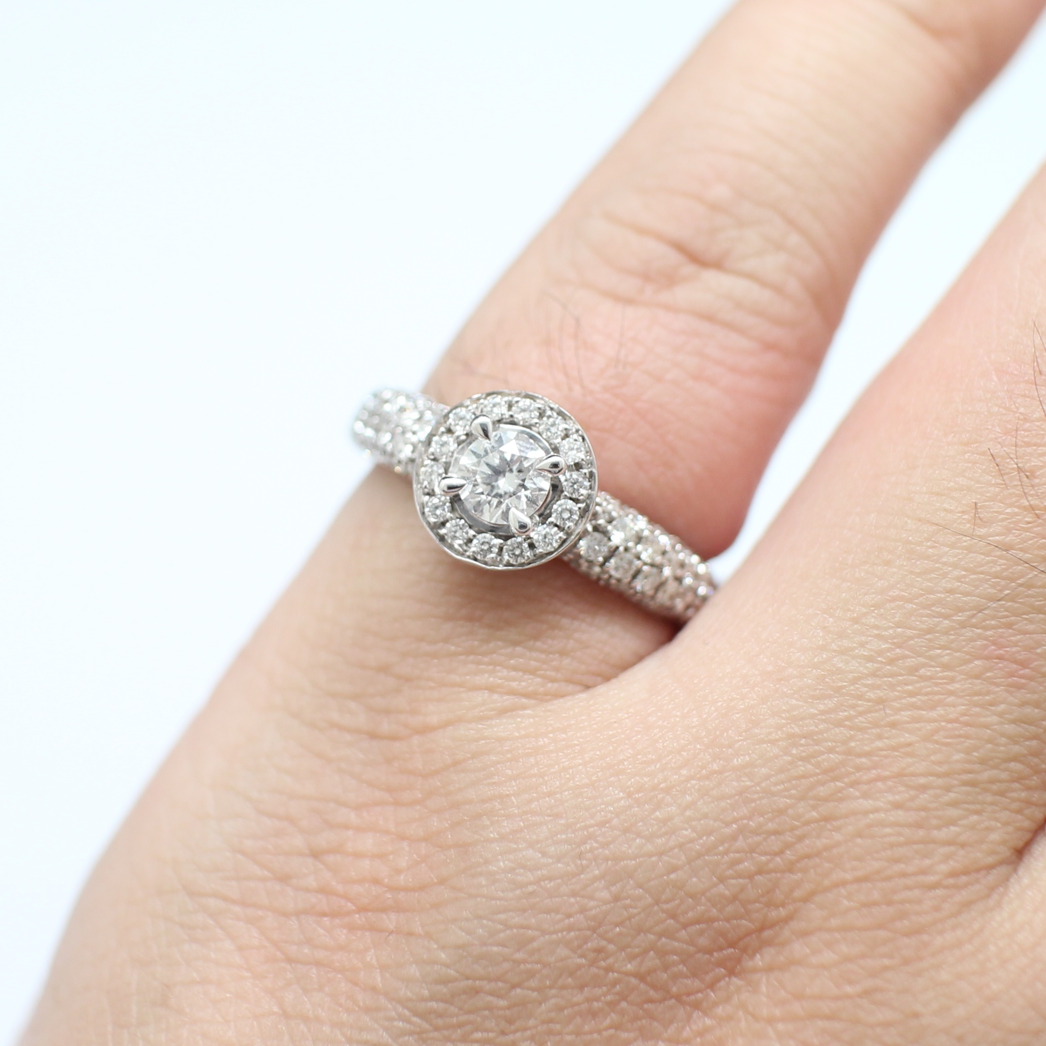 RG250256 แหวนเพชรล้อมเพชร Jubilee เพชรเม็ดกลาง 0.32 กะรัต เพชรล้อม 1.10 กะรัต เพชรรวม 1.42 กะรัต ทองแท้ 18k ขาว นน.รวม 4 กรัม ขนาดแหวน 52