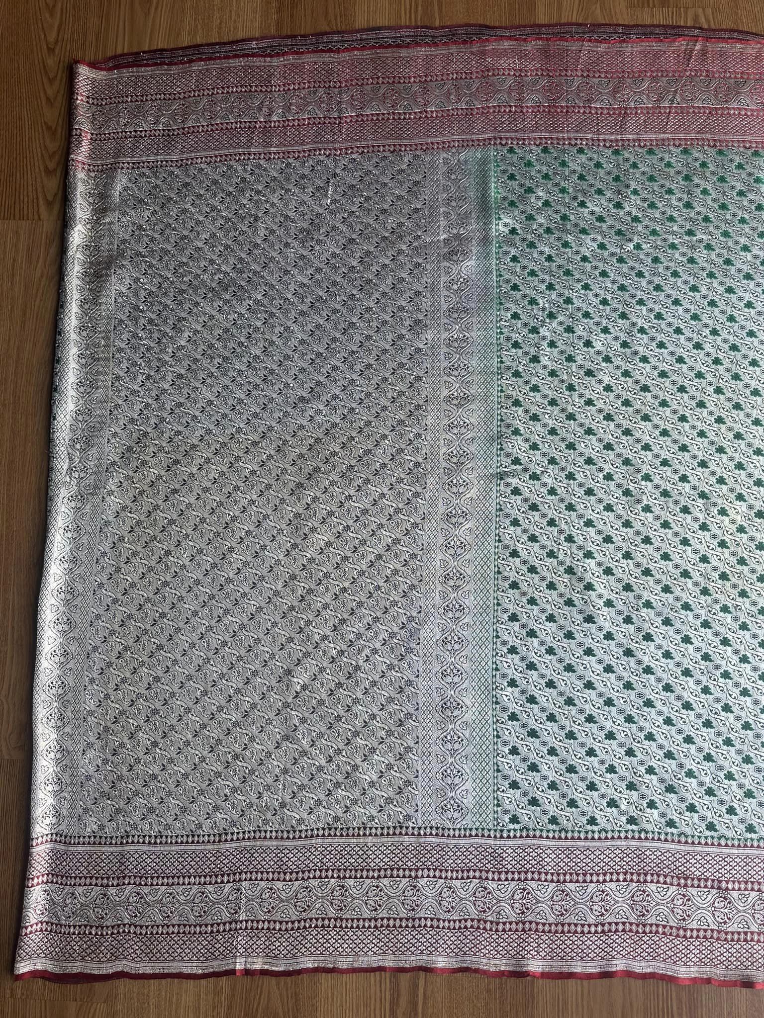 ซิ่น ผ้าปาโตล่ายกเงิน เส้นยืนไหมแท้ ขนาด 108x220ซม มีหน้านาง พื้นสีส้ม-เขียว รหัส N9-SIL0523661