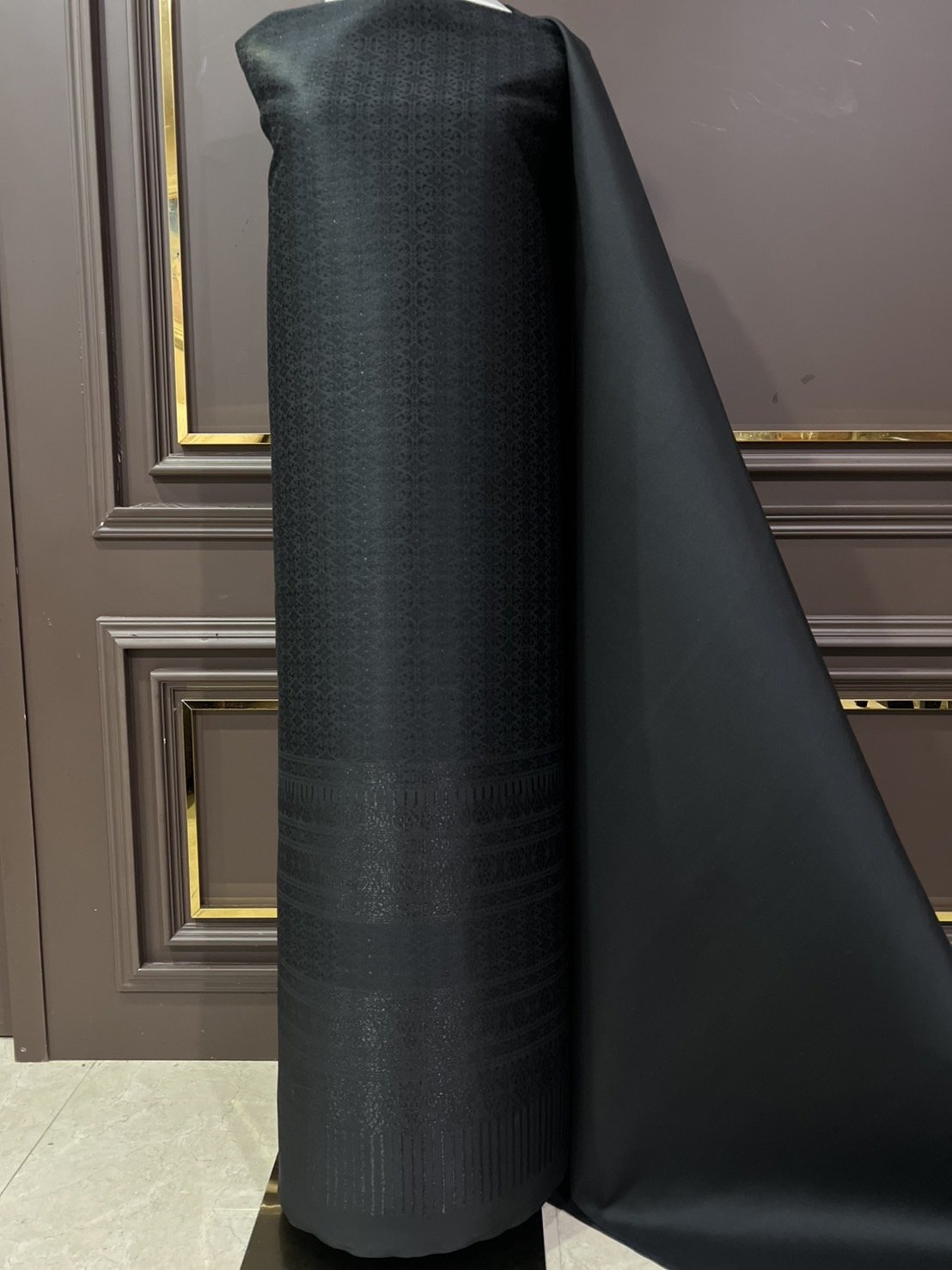 (ผ้าชุด)ผ้าไหมยกดอกลำพูน ยกดอกดิ้นเงิน ขนาด 1.02x4.40เมตร ลายดารากัลยา พื้นสีดำ รหัส N90-29-TR0522