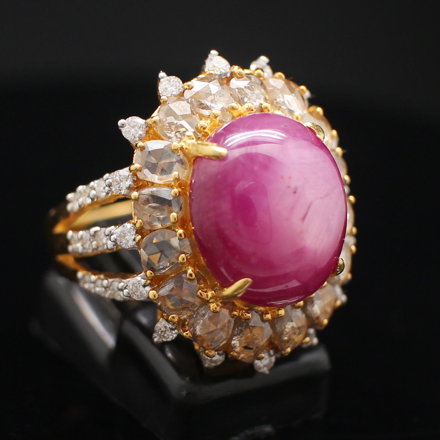 RG250097 แหวนทับทิมล้อมเพชรซีกลูกโลก เพชรแท้ 0.54 กะรัต เพชรซีกลูกโลก 2.02 กะรัต ทับทิม 12 กะรัต ทองแท้ 90% นน.รวม 11.5 กรัม ขนาดแหวน 56