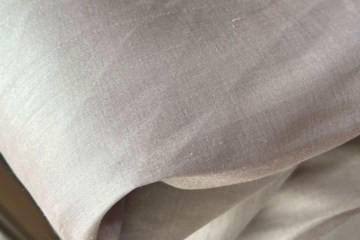 ผ้าไหมสีพื้น ไหมลืบเนื้อหยาบน้อย ไหมแท้ สีน้ำตาลเบจเหลือบชมพูกะปิ (ราคาต่อหลา) รหัส C-NY-0410681