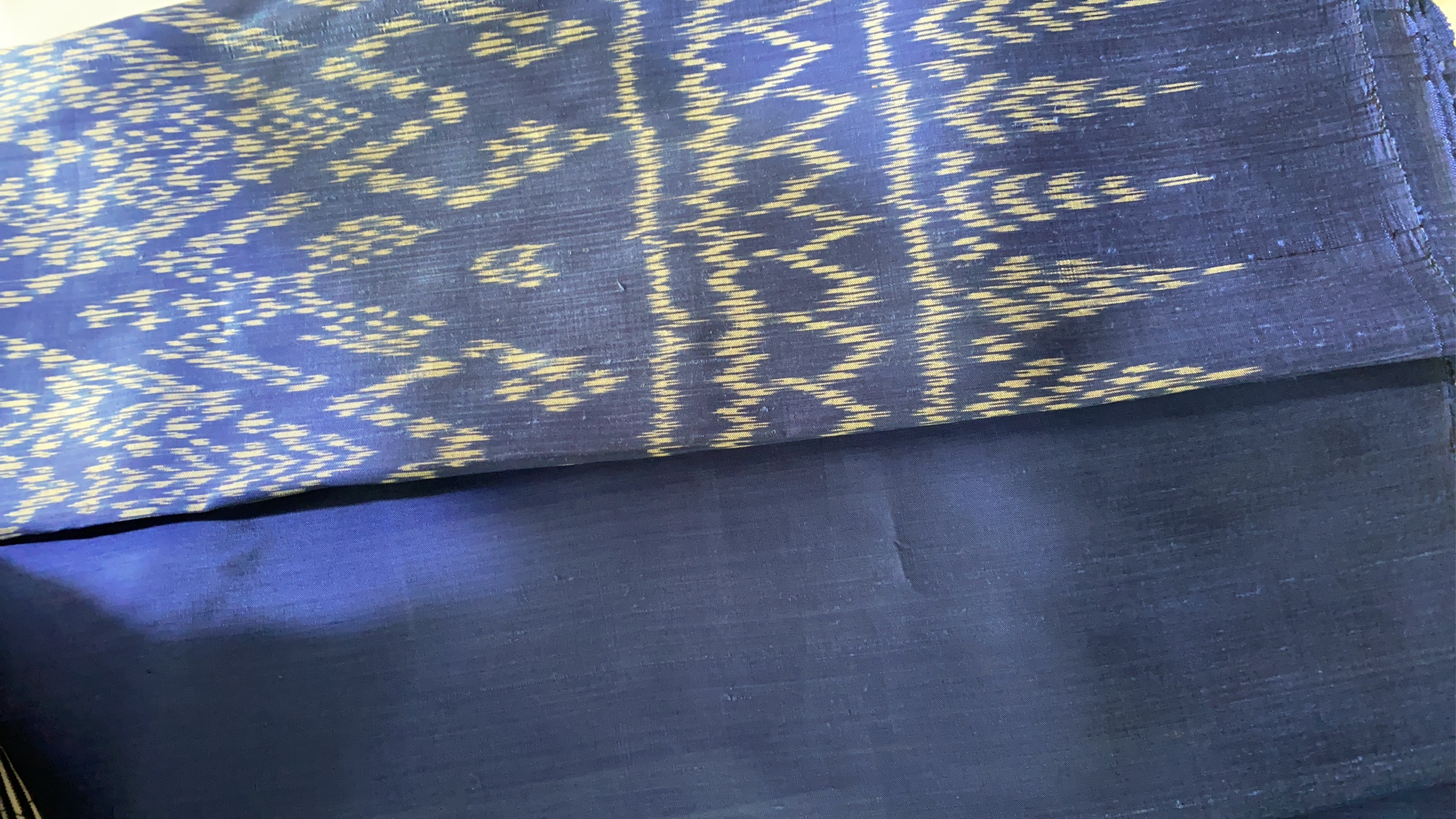 (ผ้าชุด)ไหมมัดหมี่ สองตะกอ ไหมบ้านแท้ (ผ้าลาย2หลา+สีพื้น2หลา) สีน้ำเงิน รหัส M2B-148-1127683