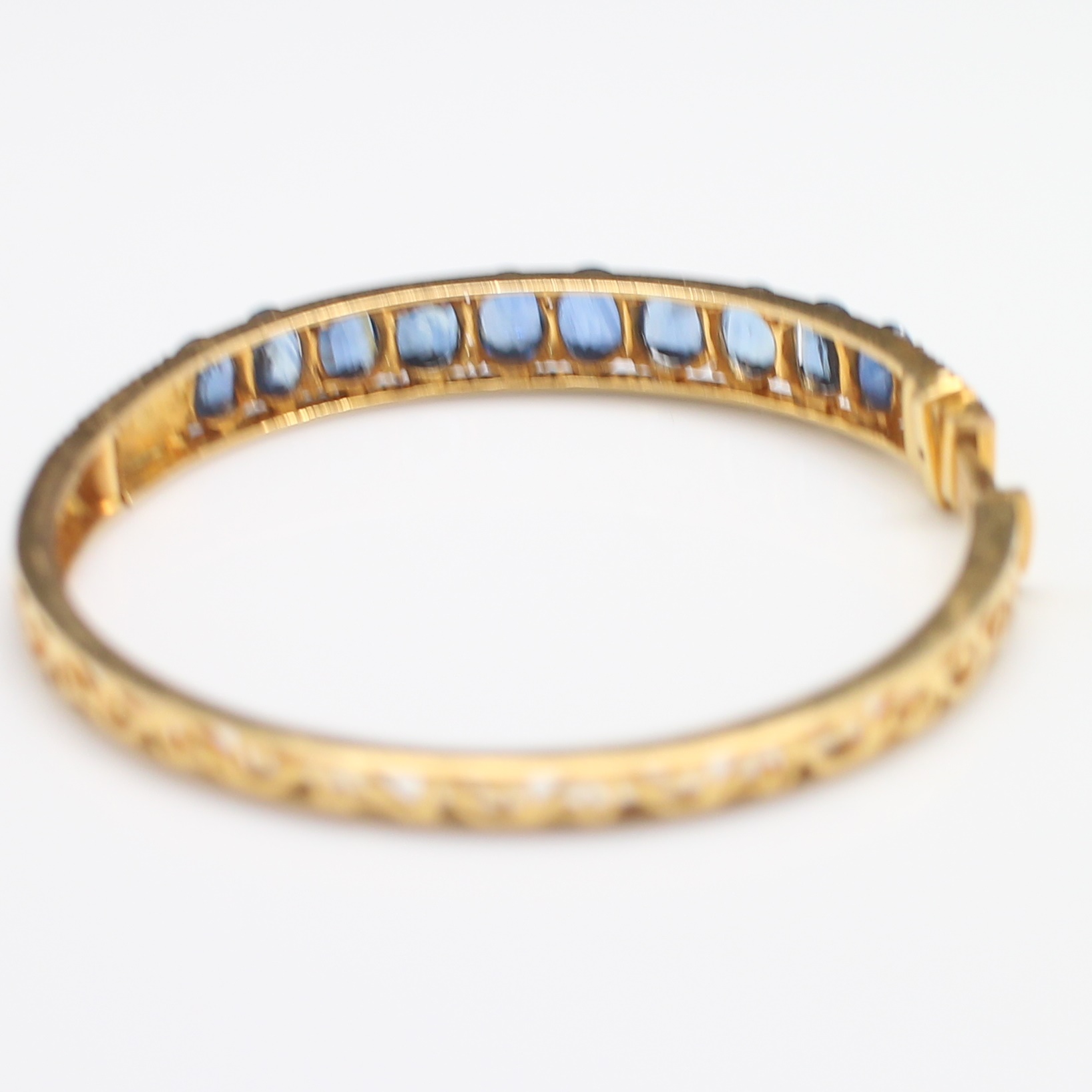 BL25059 กำไลไพลินแถวครึ่งวงทองฉลุลาย ทองแท้ 90% นน.รวม 21.8 กรัม เส้นผ่านศูนย์กลาง 5.5 ซม.