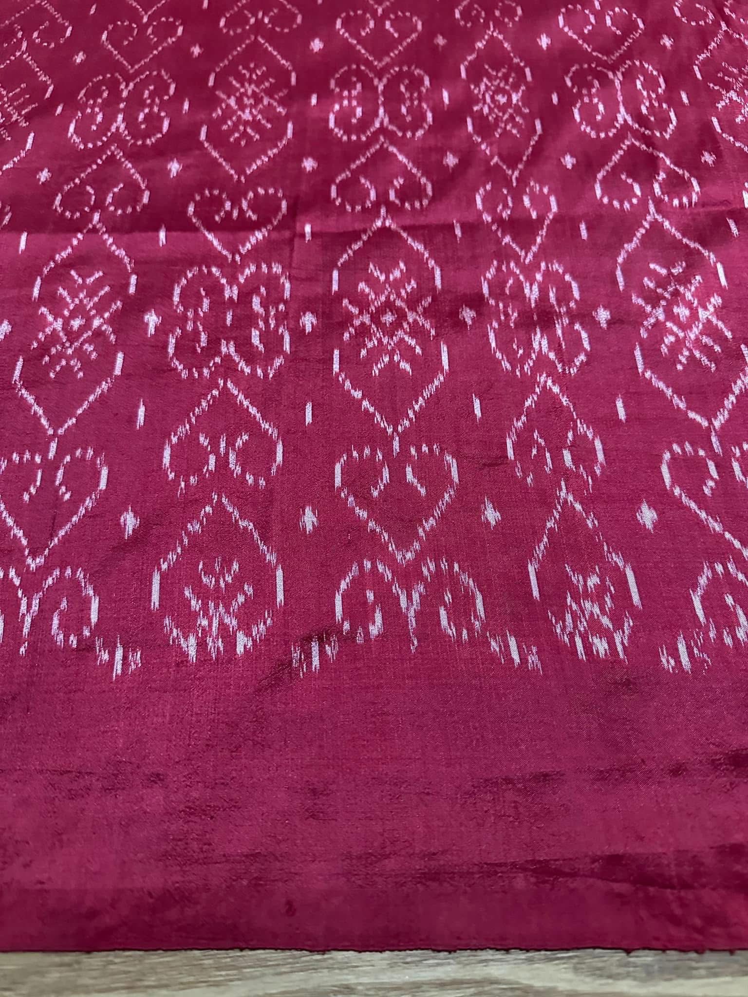 ซิ่น ไหมมัดหมี่ ผ้าปาโตล่า ขนาด 120x230ซม. ท้องผ้าสีแดง รหัส N9-SIL-051768A28