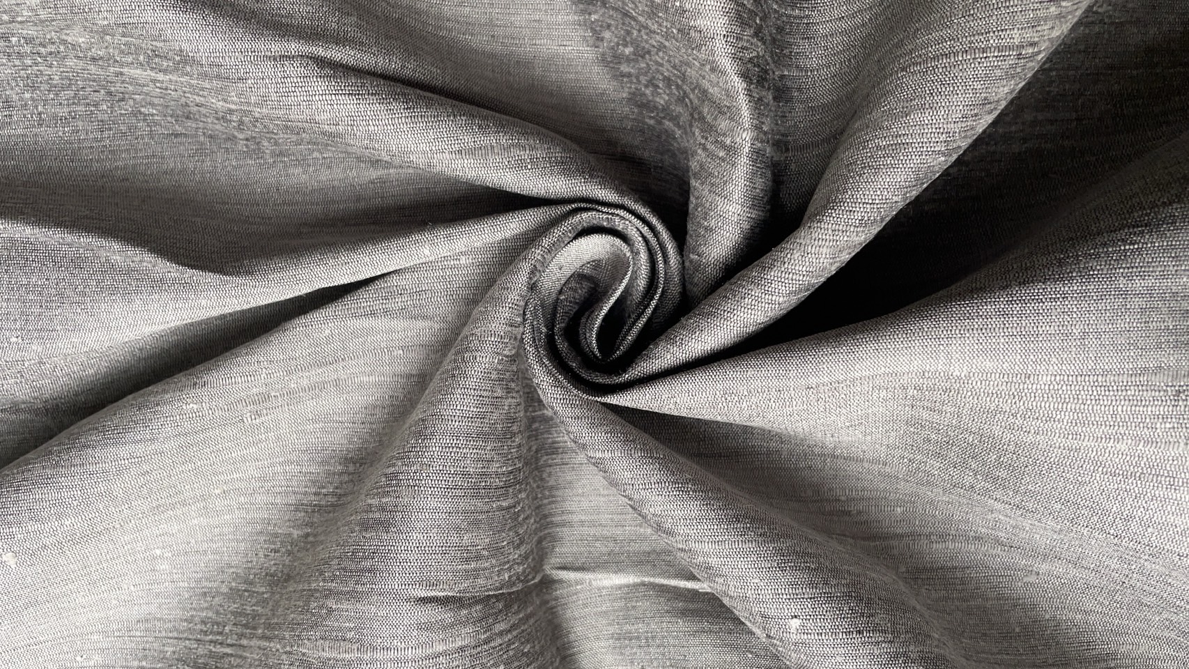 ผ้าไหมสีพื้น ไหมลืบเนื้อหยาบหนา ไหมแท้มีขี้ไหม สีเทา (ราคาต่อเมตร) รหัส D-76-P4429