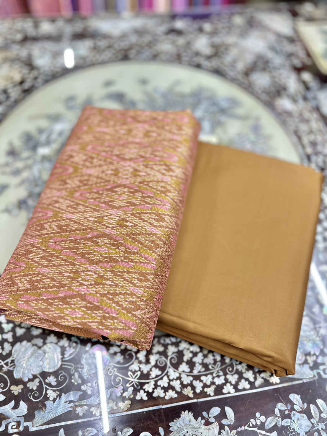 (ผ้าชุด)ผ้าไหมมัดหมี่ ยกดอกลูกแก้ว สีธรรมชาติ (ผ้าลาย 2เมตร+สีพื้น 2เมตร) เฉดสีน้ำตาลทองเข้ม รหัส L8A-ST-021568151