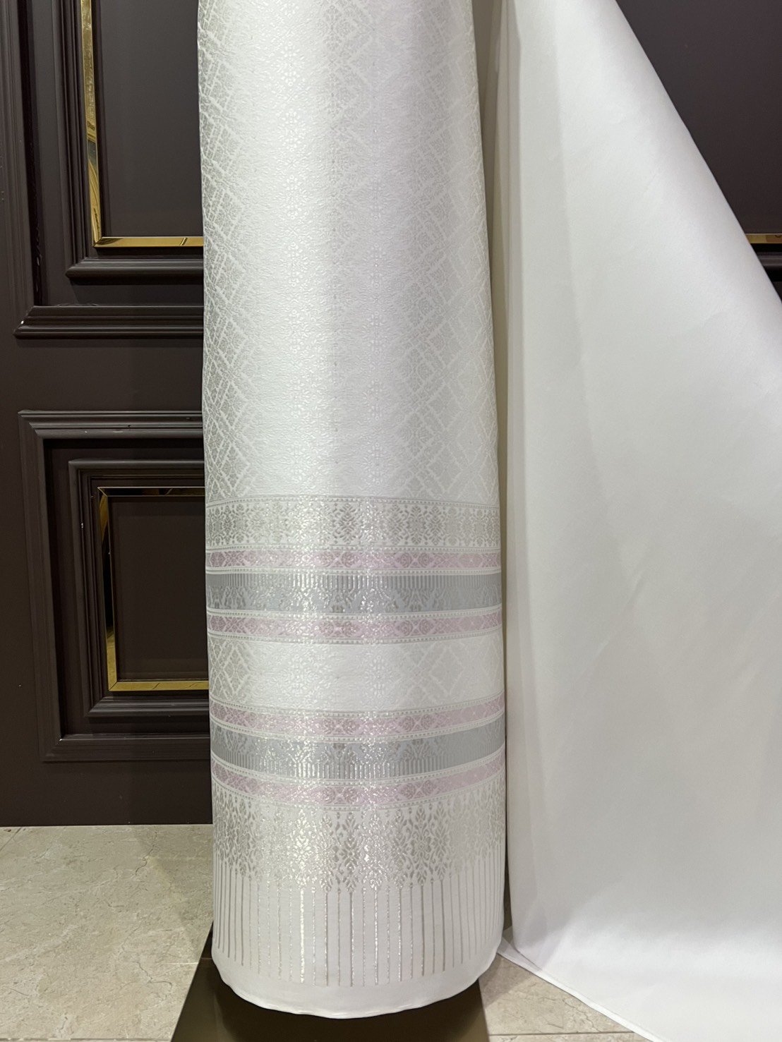 (ผ้าชุด)ผ้าไหมยกดอกลำพูน เกาะเชิงดิ้นเงิน ขนาด 1.02x4.50เมตร ลายราชสำนัก พื้นสีขาวออฟไวท์ รหัส N90-29-TR0533