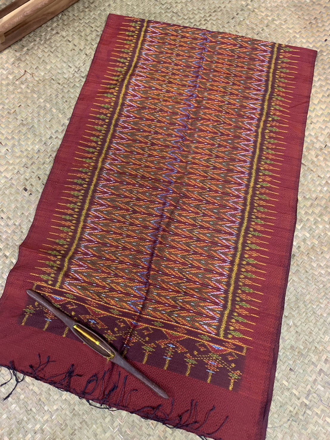 ผ้าคลุมไหล่ ผ้าไหมทอยกดอก ขนาด 60x200ซม.ลายมัดหมี่ มีหน้านางชายครุย พื้นสีแดง รหัส L5A-AA-04176716534