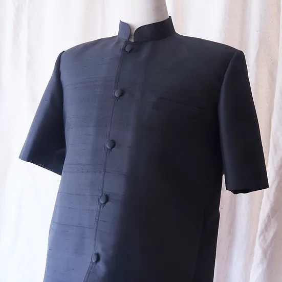 เสื้อสูทไหม แขนสั้น คอพระราชทาน เนื้อไหมบ้าน มีขี้ไหม สีดำ รหัส DR-CT-102654