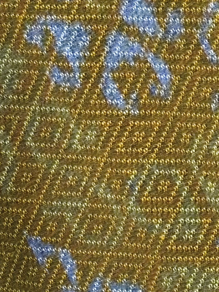 ซิ่น ผ้าไหมมัดหมี่ ทอยกดอก 6ตะกอ ขนาด 1x2 เมตร ลายดอกรักราชกัญญา สีเหลืองทอง รหัส PCS-NY-11226814