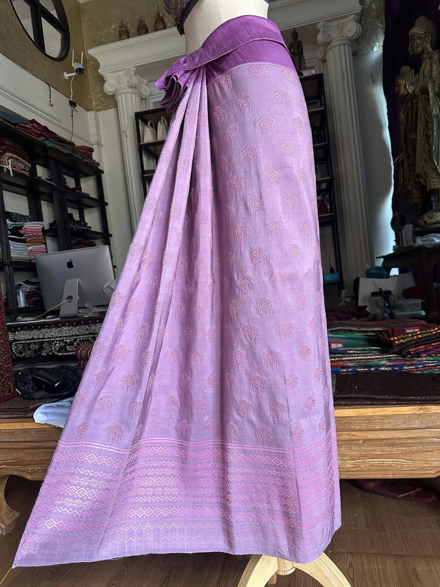 ซิ่น ผ้าซิ่นอัญญานาง ไหมบ้านทอมือ สีธรรมชาติ ขนาด 118x180ซม ลายบัวสวรรค์ พื้นสีม่วง รหัส N9-SIL0530662