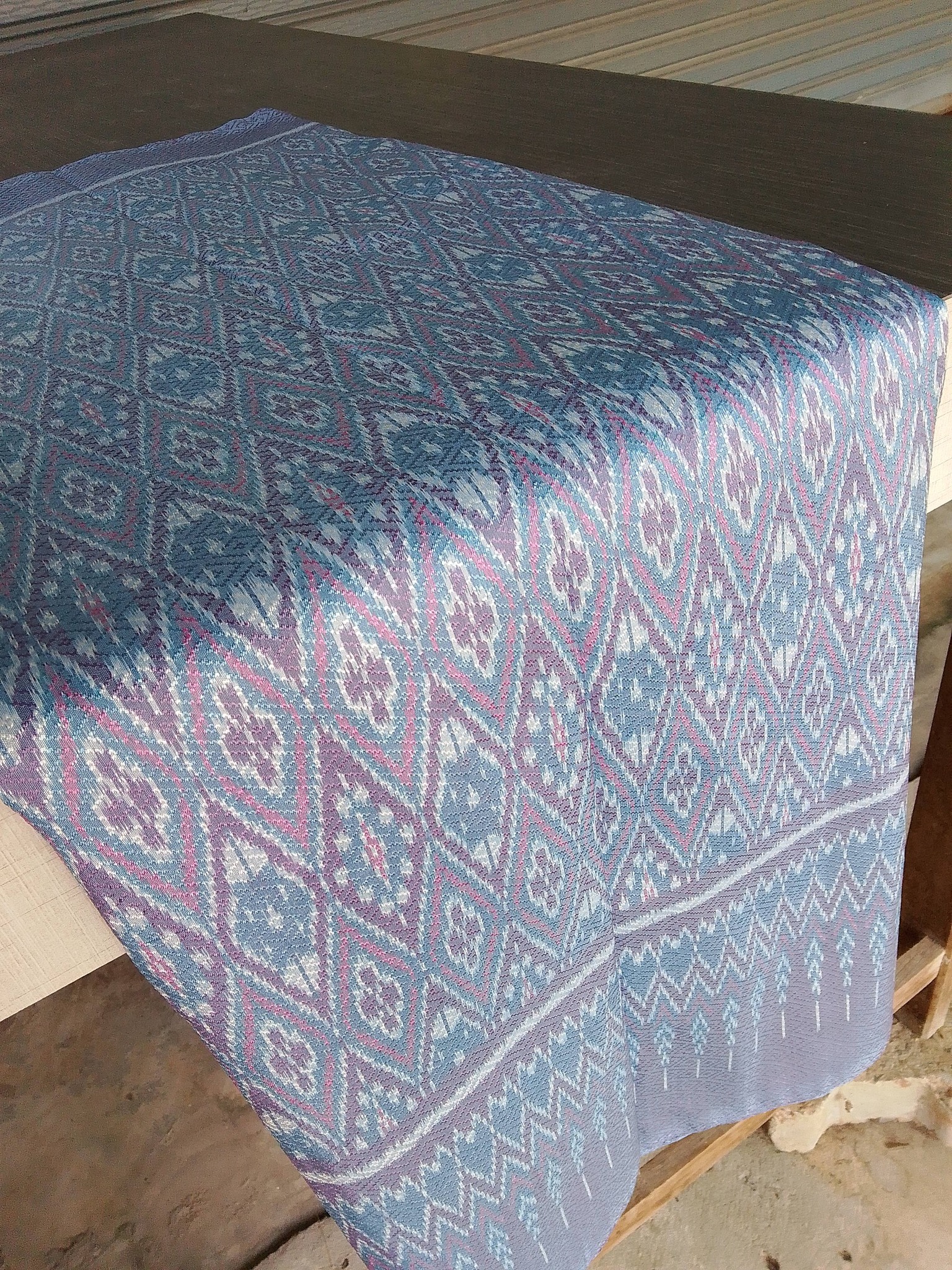 ซิ่น ผ้าไหมมัดหมี่ทอยกดอก 6ตะกอ ยกดอกลูกแก้ว สีธรรมชาติ ขนาด1x2เมตร พื้นสีม่วงคราม รหัส L1-43-082668141