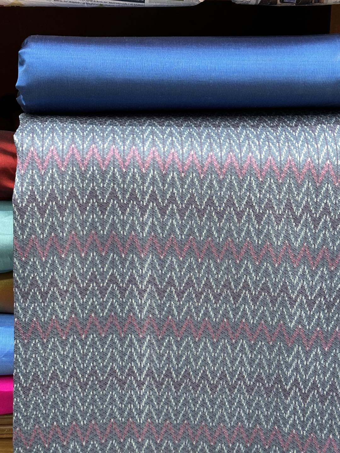 (ผ้าชุด)ผ้าไหมมัดหมี่ ยกดอกลูกแก้ว สีธรรมชาติ (ผ้าลาย 2เมตร+สีพื้น 2เมตร) เฉดสีม่วงอมเทา รหัส L8A-ST-062967101517