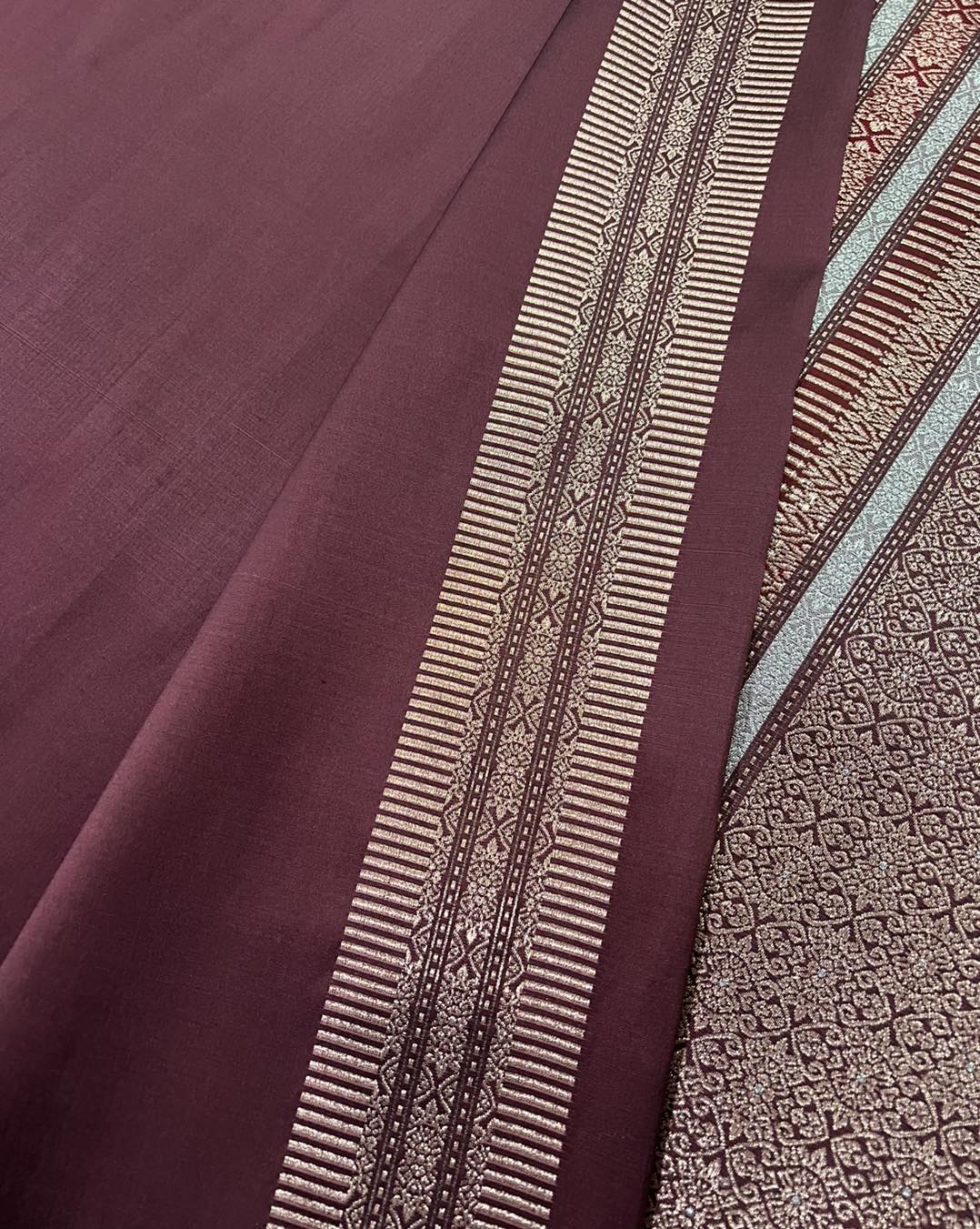 (ผ้าชุด)ผ้าไหมยกดอกลำพูน เกาะเชิงดิ้นโรสโกลด์ ขนาด 1.03x4.38 เมตร ลายแก้วนรวัลย์ พื้นสีแดงไวท์ รหัส N90-29-0922681