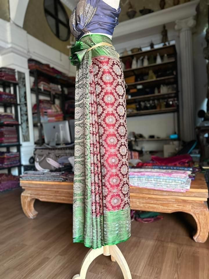 ซิ่น ผ้าปาโตล่า เส้นยืนไหมแท้ ขนาด 112x460ซม. พื้นสีแดง สีเขียว รหัส N9-SIL-GK2