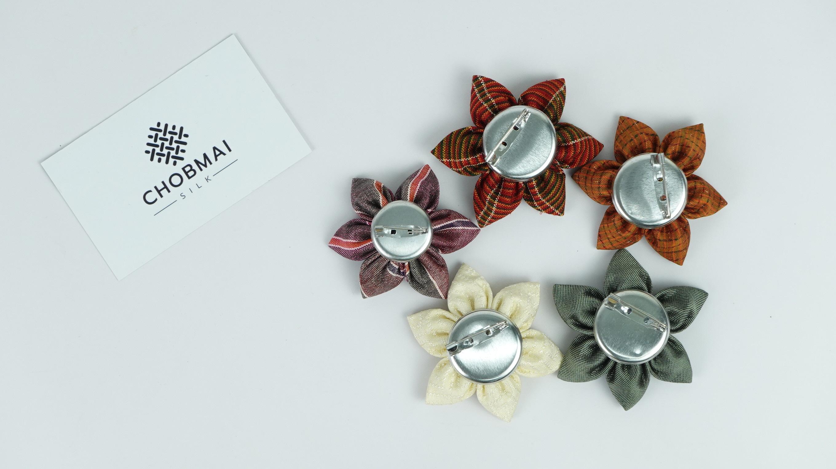 ดอกลีลาวดีผ้าไหม (กลัดหน้าอก) เส้นผ่าศูนย์กลาง 6ซม GF-ME-0722681