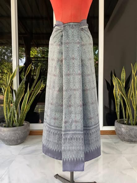 ซิ่น ผ้าไหมมัดหมี่ ทอยกดอกลูกแก้ว สีธรรมชาติ ขนาด 1x2เมตร ลายมะเขือ พื้นสีเทาคราม รหัส L9A-30-1031684