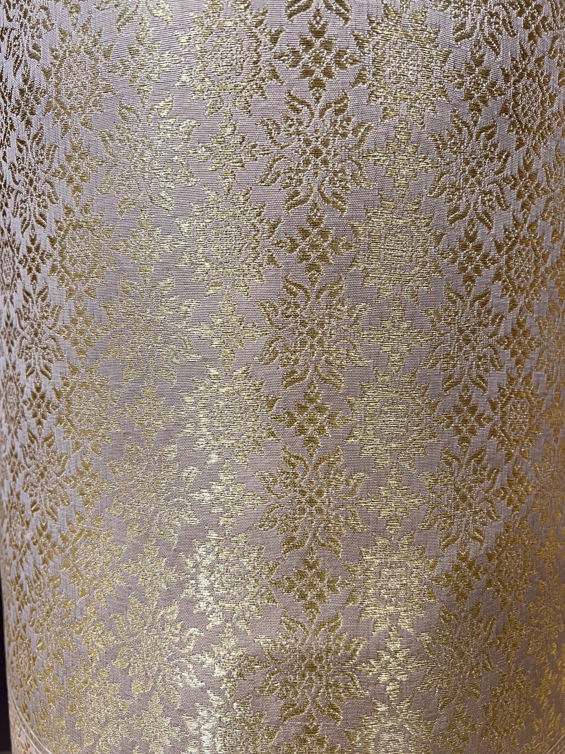 (ผ้าชุด)ผ้าไหมยกดอกลำพูน เกาะเชิงดิ้นทอง ขนาด 1.02x4.46เมตร ลายสุริยฉาย พื้นสีชาไทย รหัส N90-29-TR0471