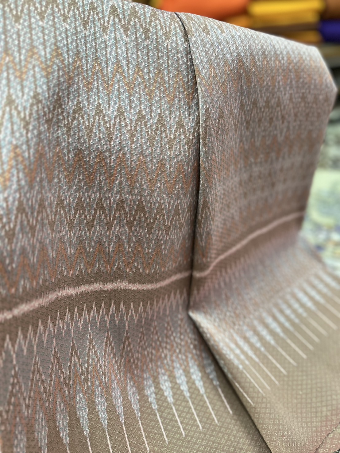 ซิ่น ผ้าไหมมัดหมี่ทอยกดอก 6ตะกอ ยกดอกลูกแก้ว สีธรรมชาติ ขนาด1x2เมตร ลายโฮล พื้นสีน้ำตาล รหัส L1-ST-0909681