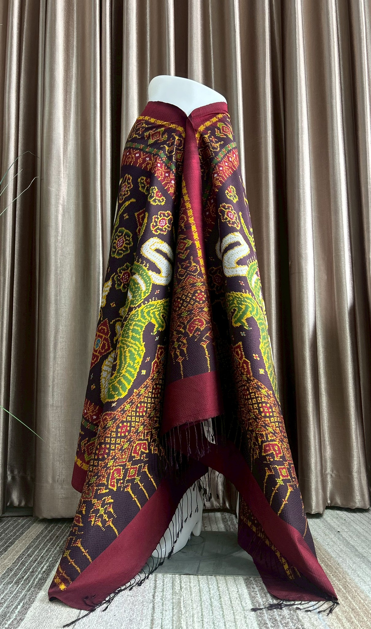 ซิ่น ผ้าไหมมัดหมี่ทอยกดอก 6ตะกอ ขนาด 1x2เมตร ลายนาคพันทรัพย์ มีหน้านางชายครุย พื้นสีแดง รหัส M2A-PK-1006681