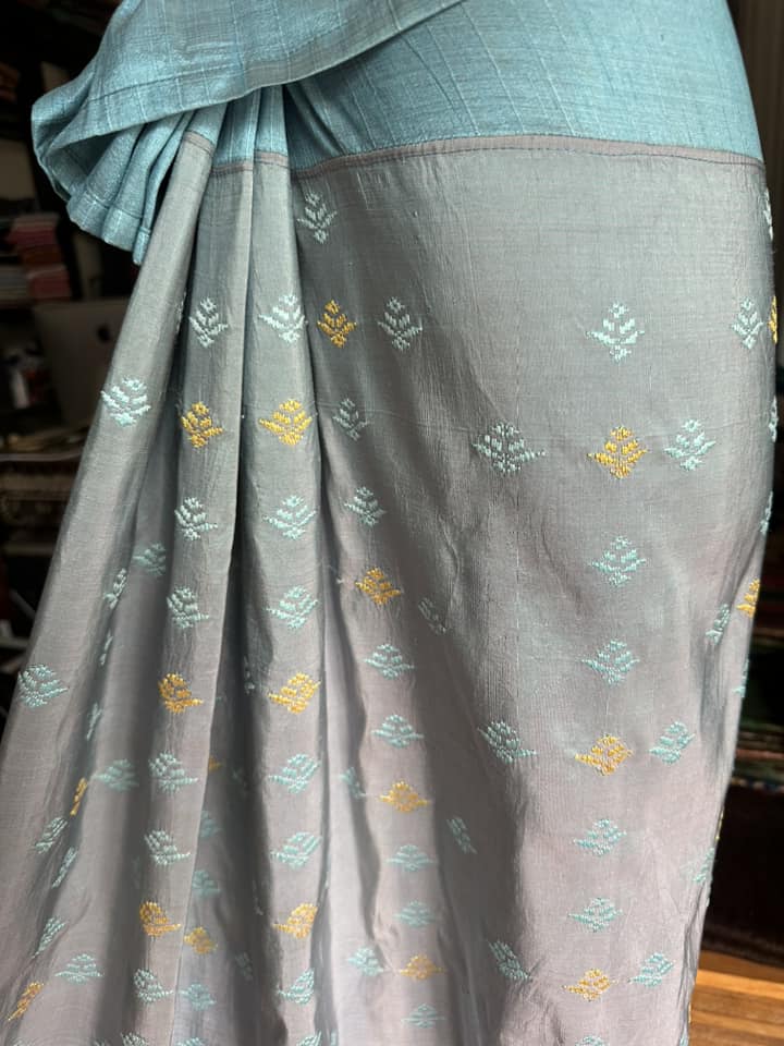 ซิ่น ผ้าซิ่นอัญญานาง ไหมบ้านทอมือ สีธรรมชาติ ขนาด 120x190ซม ลายบัวสวรรค์ พื้นสีฟ้า รหัส N9-SIL0530663