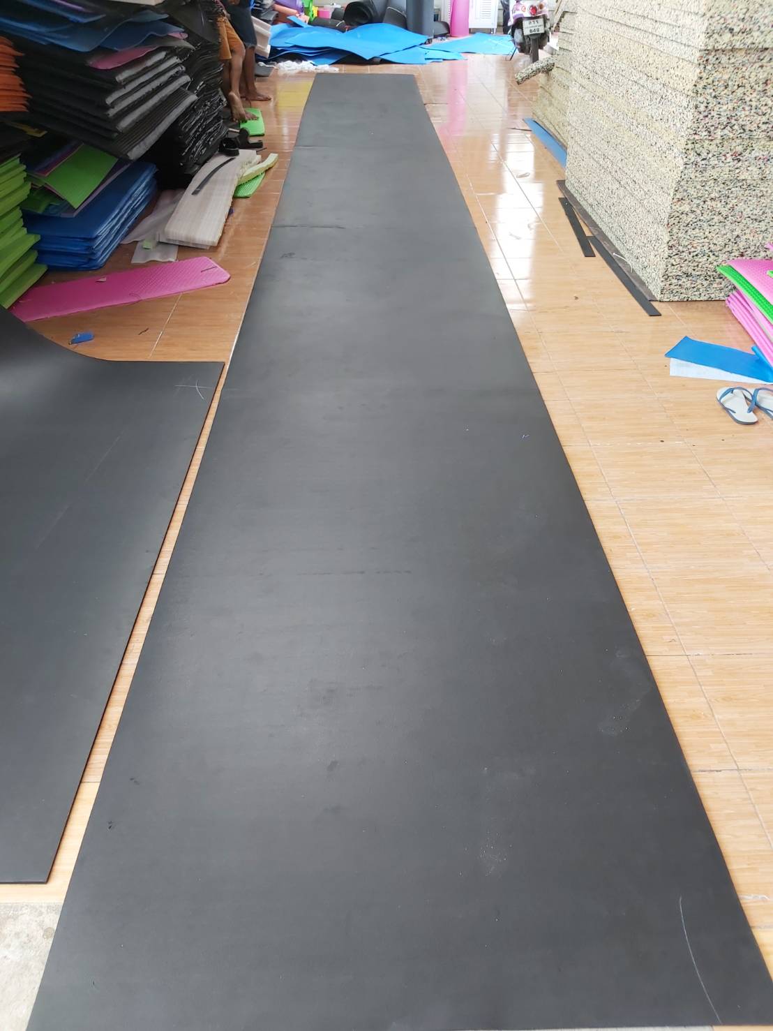 แผ่นยางม้วนปูพื้นฟิตเนสเมตรละ650