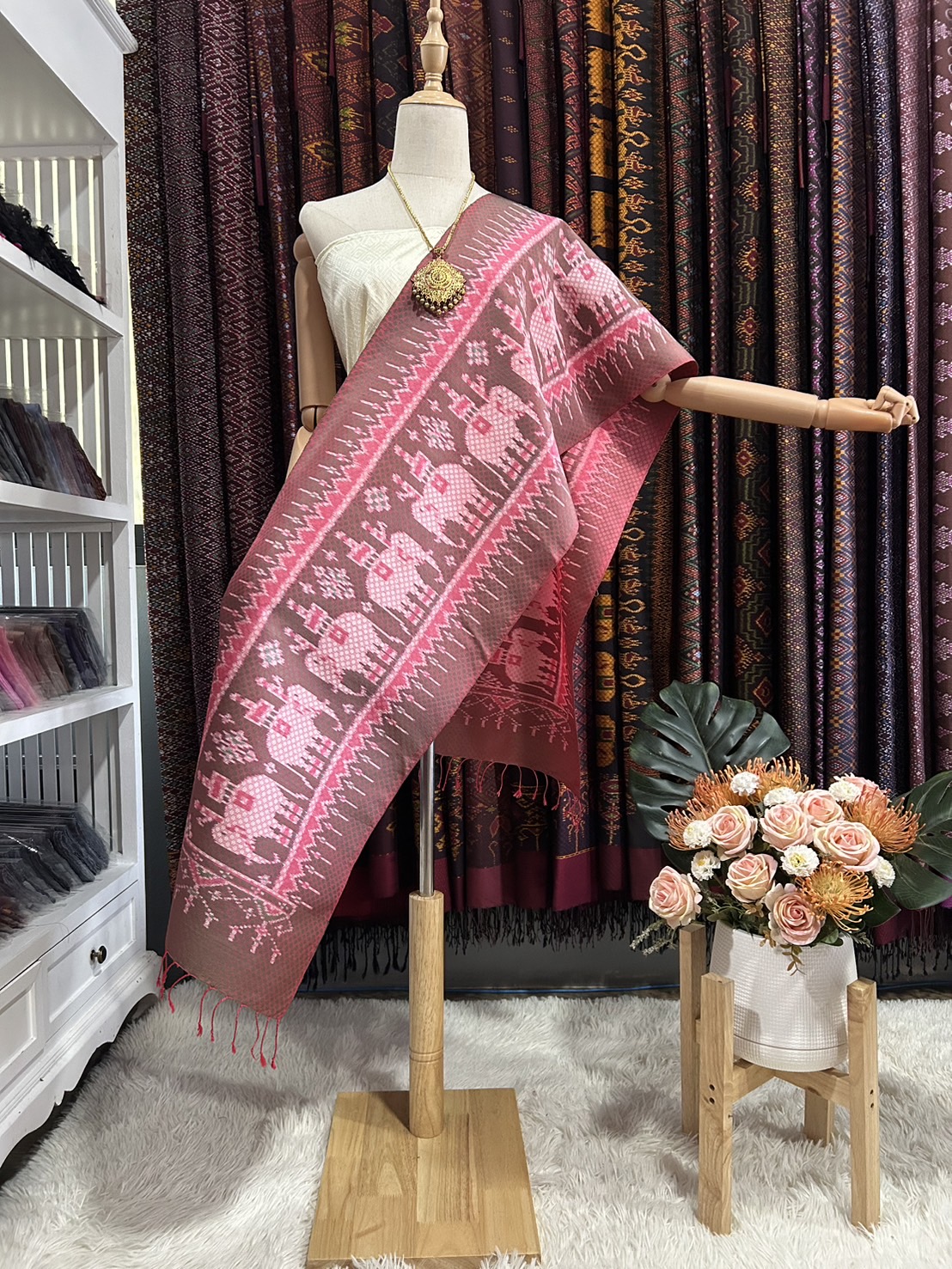 ผ้าพันคอไหม ผ้าไหมทอยกดอก 5ตะกอ ขนาด 35x190ซม.ลายช้าง มีหน้านางชายครุย พื้นสีชมพูกะปิ L4E-PS-042467173717