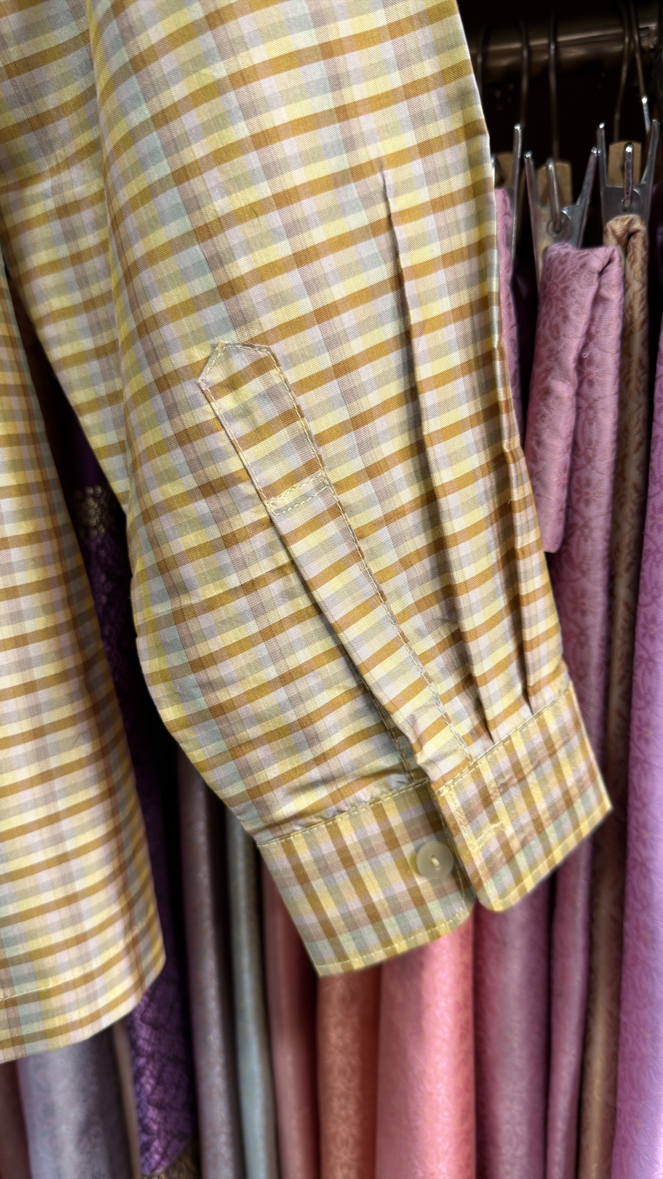 เสื้อเชิ้ตแขนยาว ผ้าไหมลายสก๊อต สีเหลืองอ่อน ไซส์L รหัส DN-AA-1117681