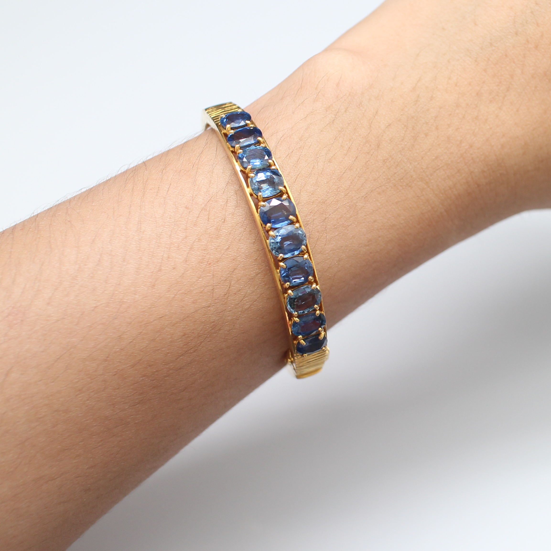 BL25059 กำไลไพลินแถวครึ่งวงทองฉลุลาย ทองแท้ 90% นน.รวม 21.8 กรัม เส้นผ่านศูนย์กลาง 5.5 ซม.