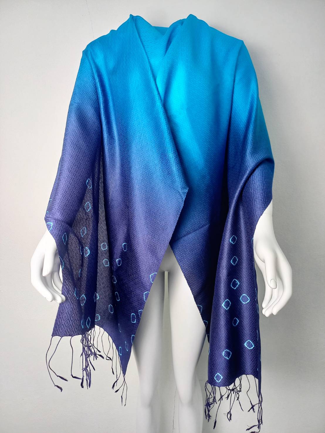 ผ้าคลุมไหล่ไหม ยกดอก มัดย้อม ไล่เฉดสี ขนาด 65x200ซม. สีฟ้าน้ำทะเล-สีน้ำเงินนาวี รหัส ZYE-TT-0717681