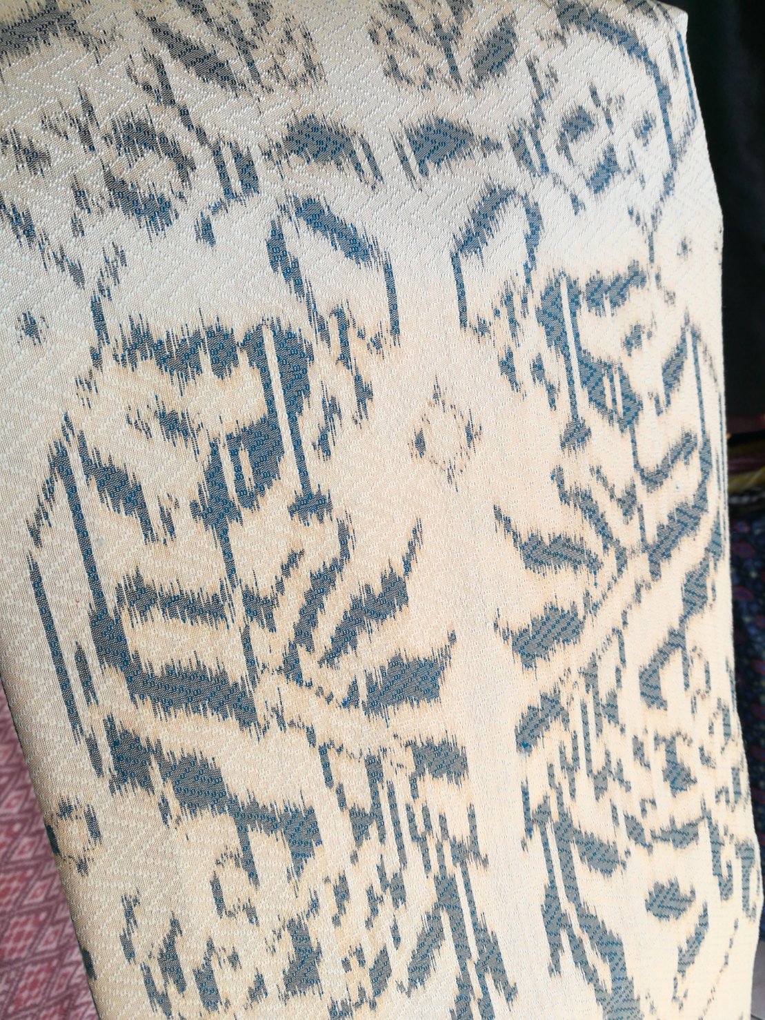 (ผ้าชุด)ผ้าไหมมัดหมี่ยกดอก 6ตะกอ (ผ้าลาย 2เมตร+สีพื้น 2เมตร) สีครีม รหัส L8A-NY0616662