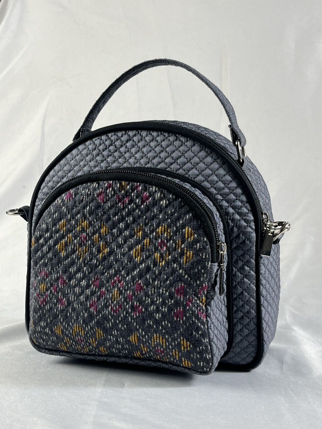 กระเป๋าผ้าไหม ทรงมินิ ขนาด 14x23x22ซม.ความสูงหูจับ 8 ซม. สีเทา รหัส GLA-ME-07106816