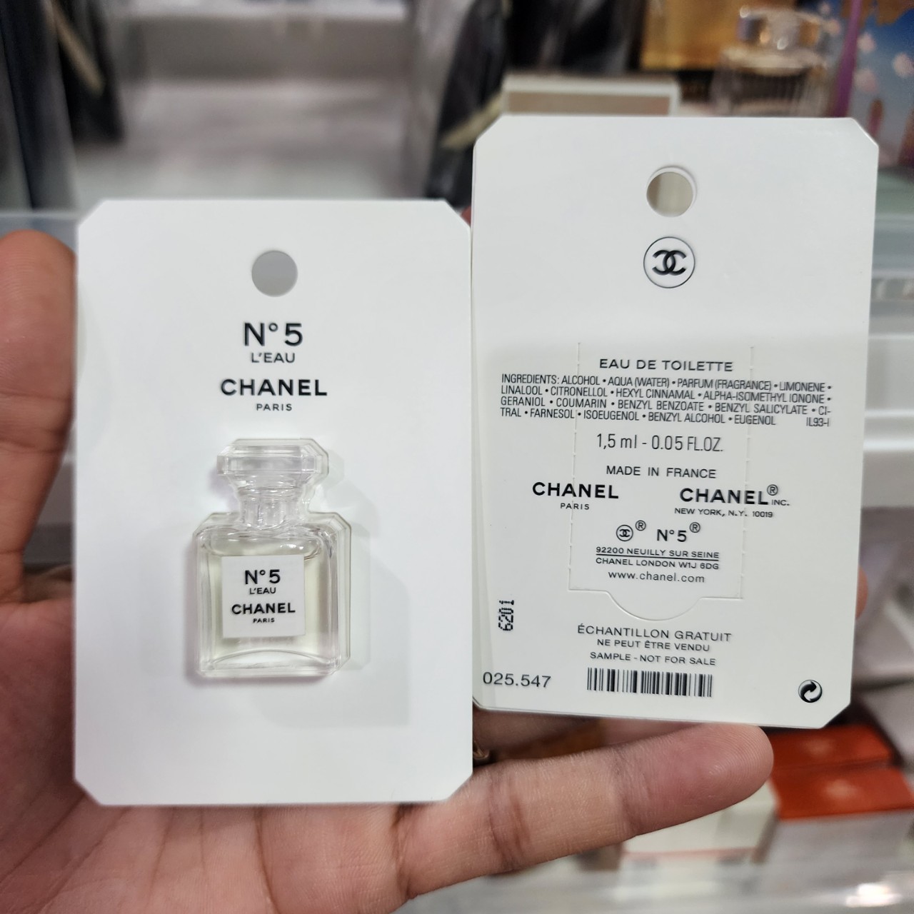 น้ำหอมจิ๋วมินิ Chanel no 5 L'eau Eau De Toilette Spray for women 1.5ml แบบแต้มมีกล่อง ( Mini Perfume น้ำหอมขนาดพกพา) น้ำหอมจิ๋วมินิ ขวดน่ารัก ตั้งโชว์ก็สวย พกพาก็สะดวก หัวแต้มตามจุดชีพจร