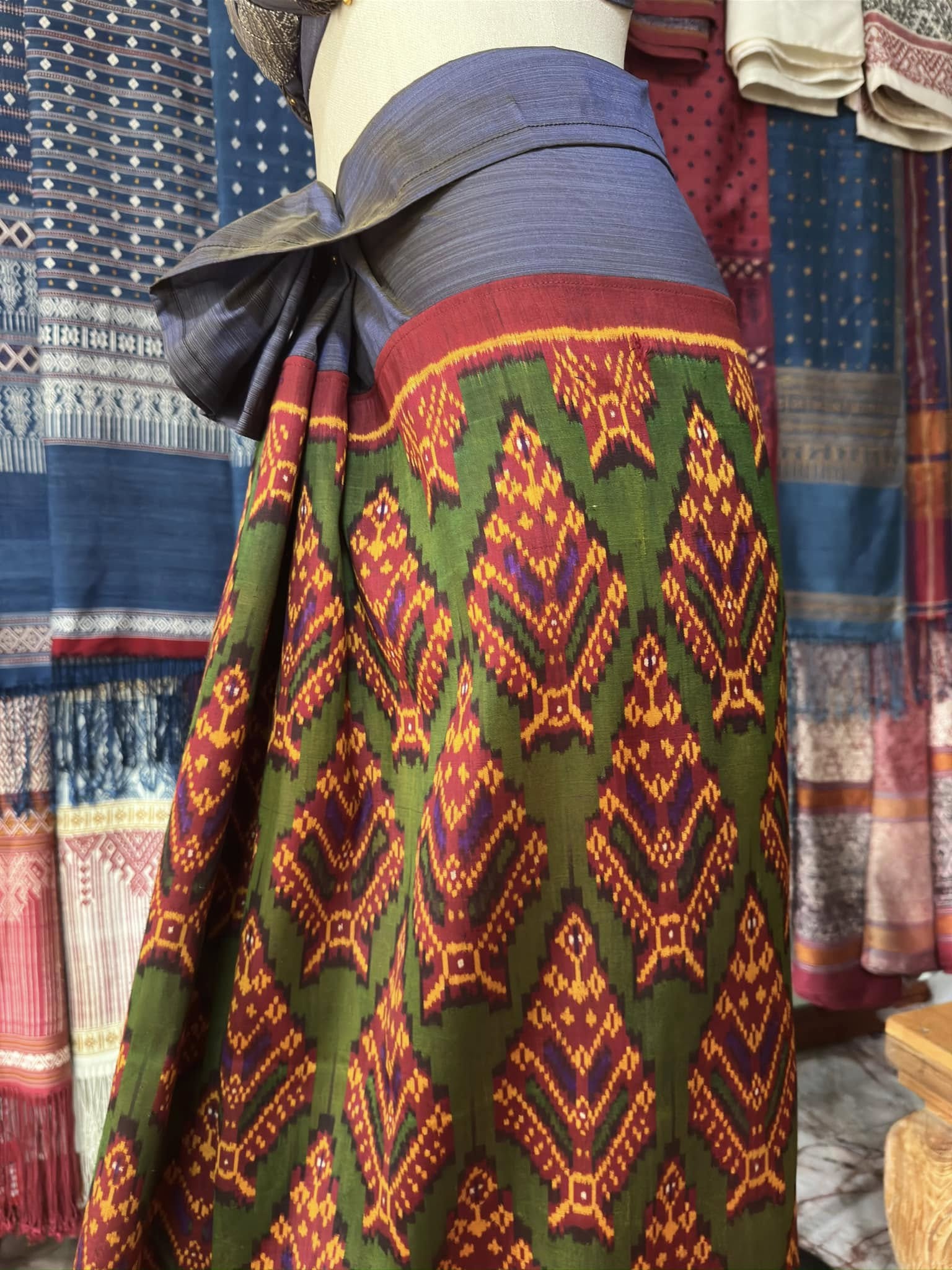 ซิ่น พระตะบอง ผ้าจามทอสามตะกอ ขนาด 110x140ซม พื้นสีแดง รหัส N9-SIL-AJ9