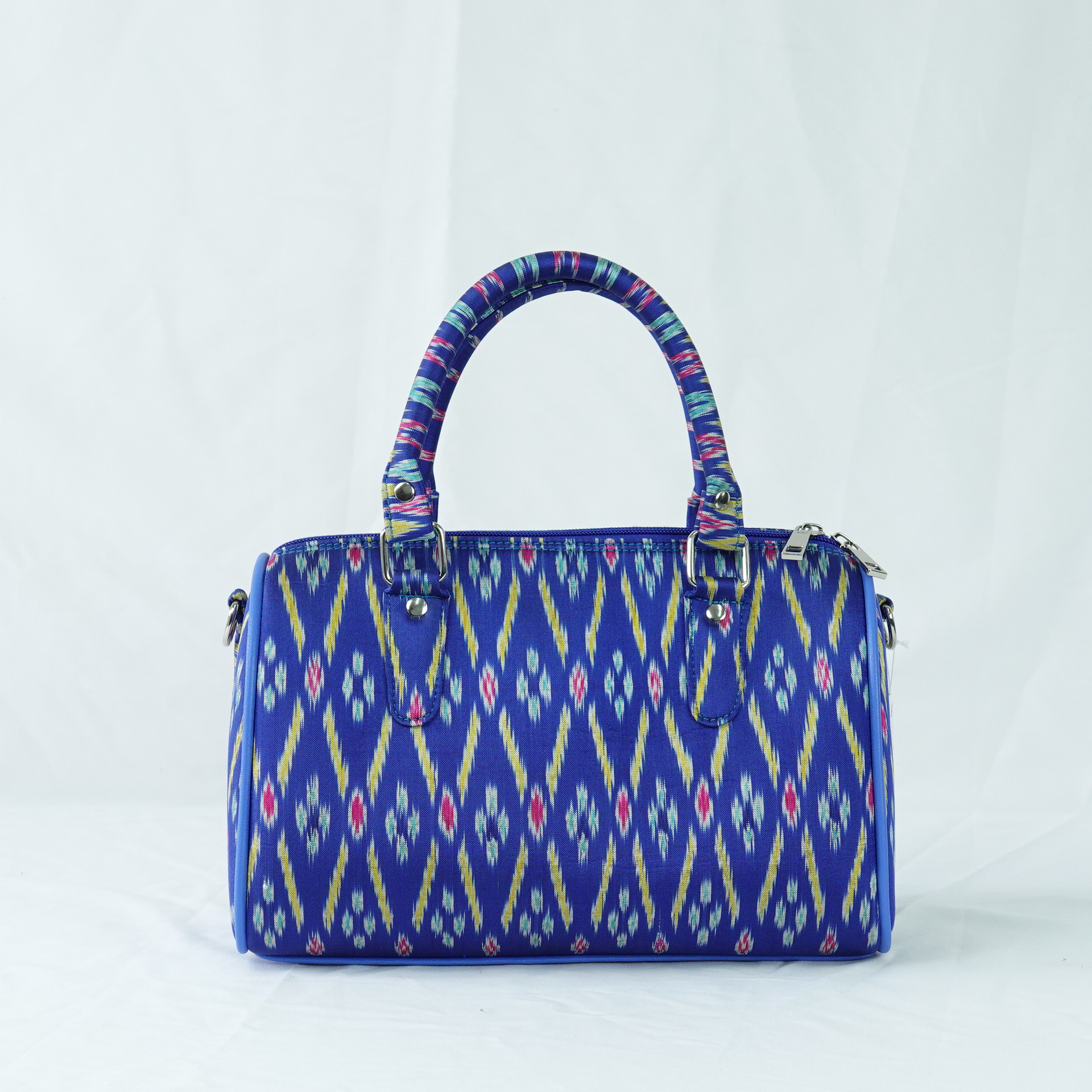 กระเป๋าถือผ้าไหม ทรงหมอน ขนาด 13x27x17ซม. ความสูงหูจับ 30 ซม. ลายข้าวหลามดอกแก้ว สีน้ำเงิน รหัส GLA-TT-0603681