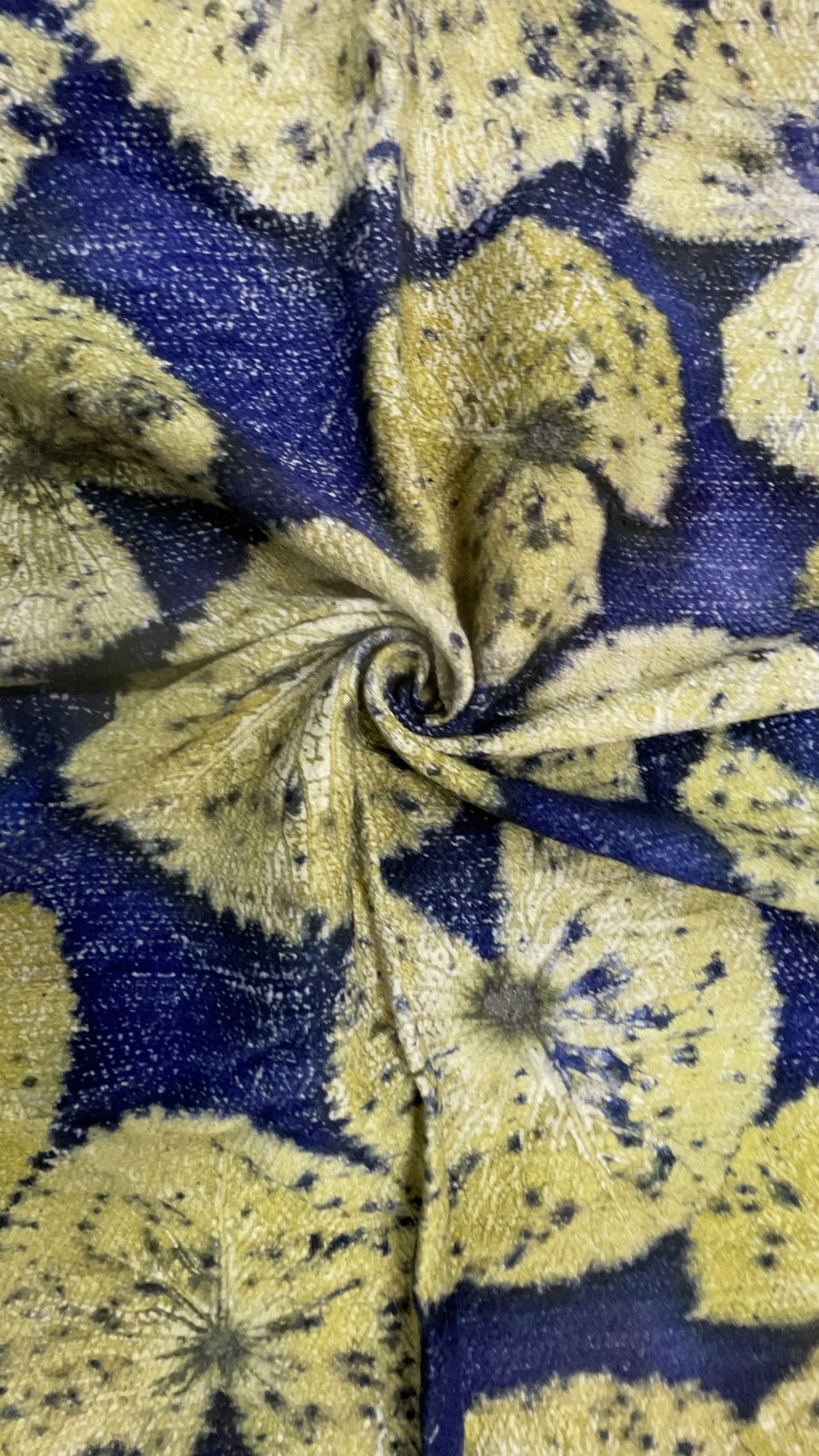 ผ้าคลุมไหล่ผ้าไหม Eco print เนื้อยกดอก มีชายครุย ขนาด 60x180ซม. สีน้ำเงิน รหัส ECO-82-1114681