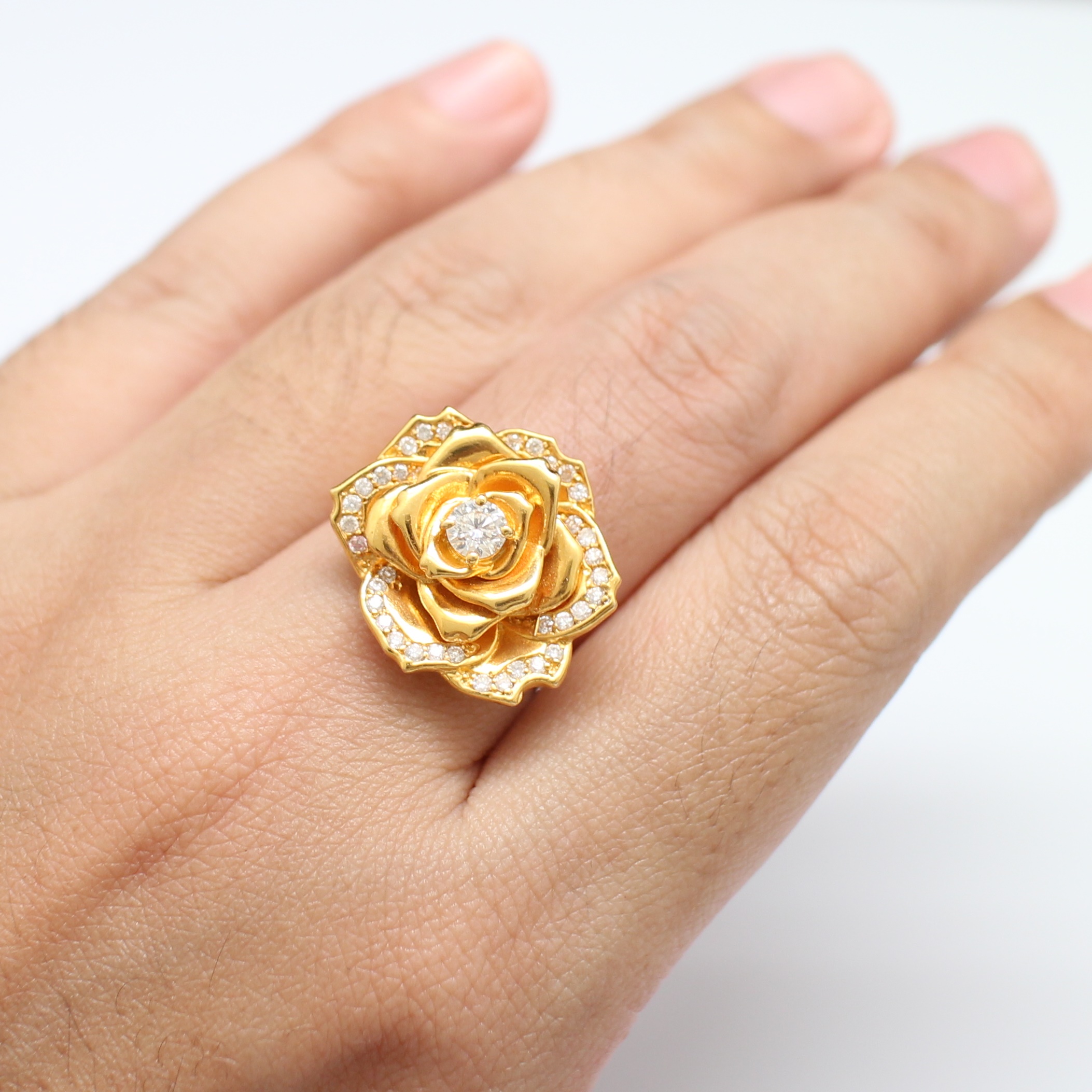 RG250227 แหวนดอกกุหลาบฝังเพชร เพชรเม็ดกลาง 0.28 กะรัต เพชรล้อม 0.40 กะรัต ทองแท้ 90% นน.รวม 12.8 กรัม ขนาดแหวน 52