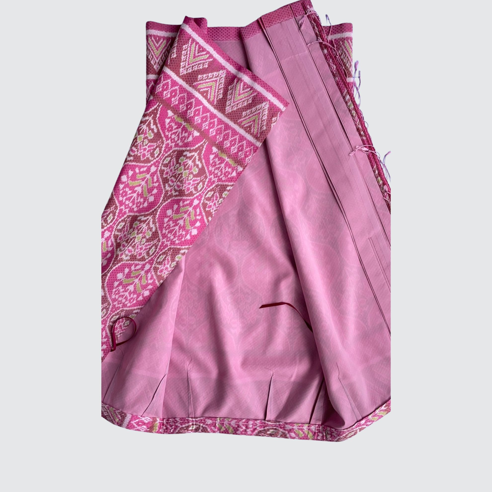 ผ้าถุงป้าย แบบเลื่อนตะขอตามไซส์ หน้านางข้าง ลายดอกไม้อินเดีย สีชมพู รหัส WM-PTS-100968141