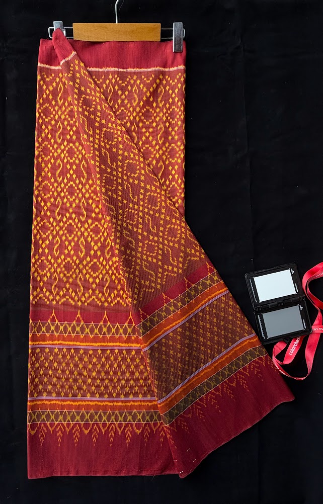 ซิ่น ผ้าไหมมัดหมี่ 3ตะกอ ทอควบเส้น ขนาด 1x2 เมตร ลายขอประยุกต์ พื้นสีแดง รหัส PCS-NY-11226825