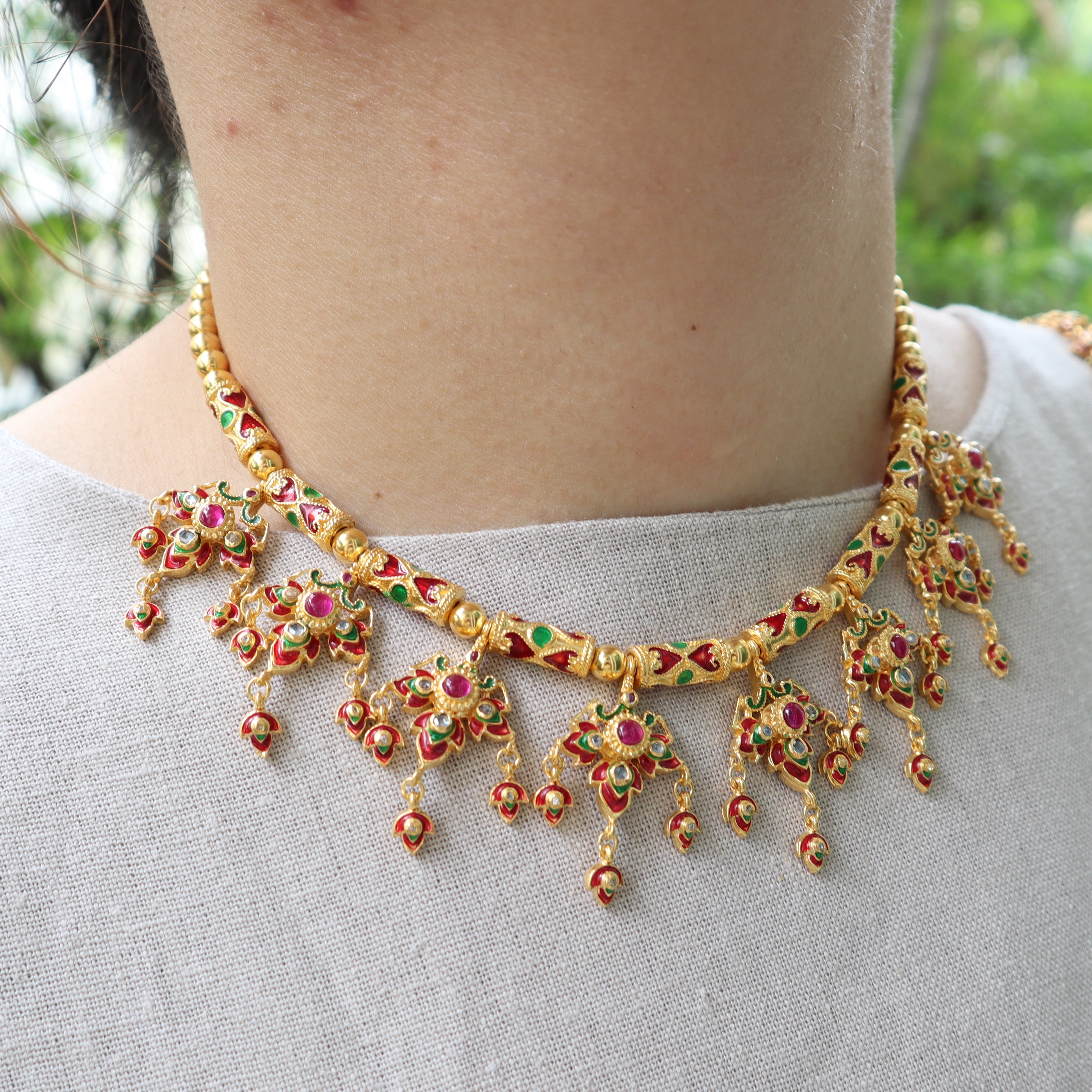 SI296 ชุดสังวาลย์พร้อมสร้อยข้อมือ สร้อยคอ ต่างหู ตัวเรือนเงินแท้ลงยา ประดับแก้ว สร้อยคอหนัก 62.2 กรัม สร้อยข้อมือ 2 เส้นหนัก 90.2 กรัม ยาว 17.5 ซม.