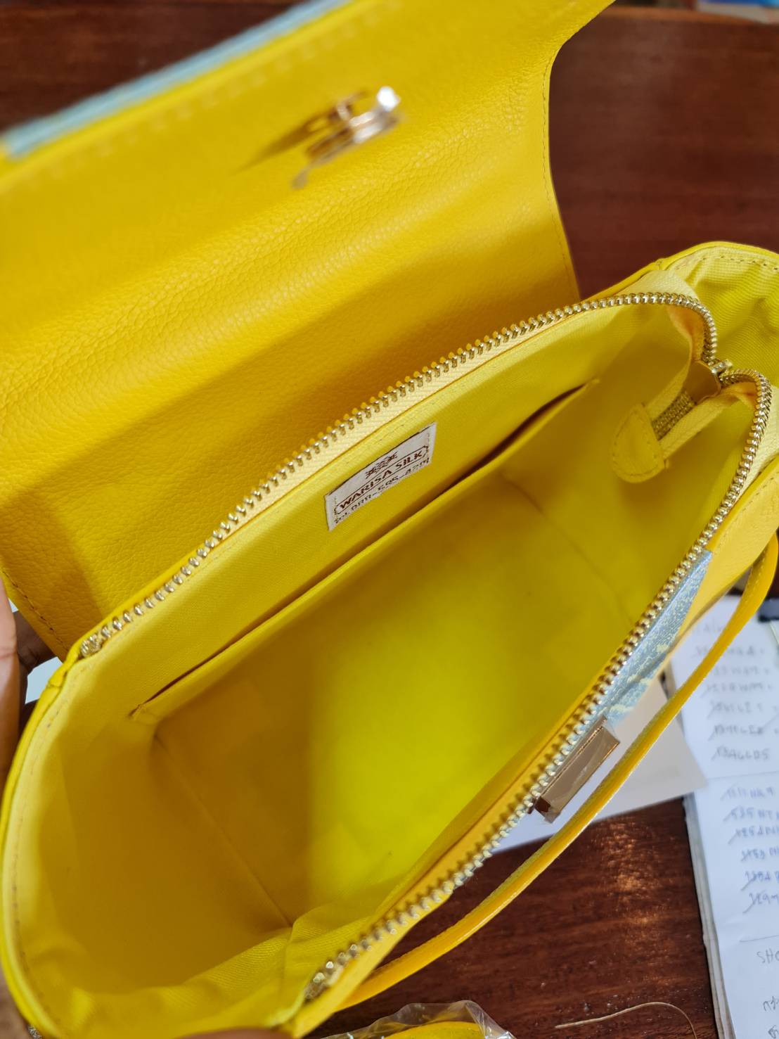 กระเป๋าหนังวัวแท้ แต่งลายผ้าไหมแท้ พร้อมสายสะพายหนัง สีเหลือง รหัส GLA-119-0422683