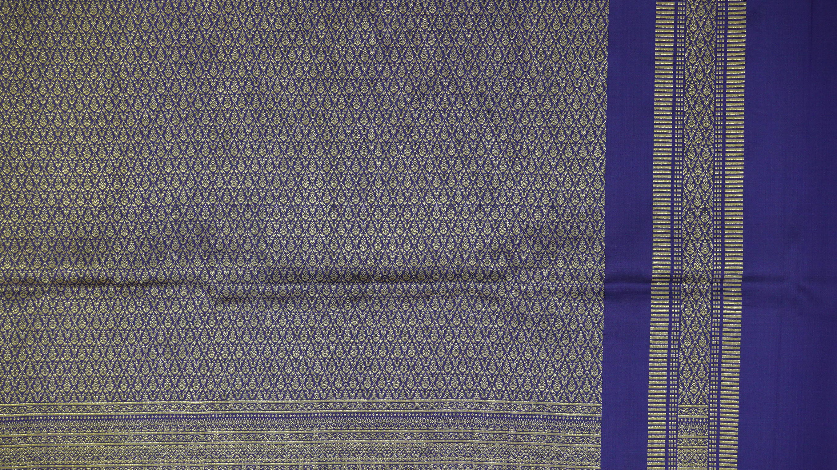 (ผ้าชุด)ไหมยกดอกสุรินทร์ ยกดอกดิ้นทอง ขนาด 1x4เมตร (ลาย 2เมตร+สีพื้น 2เมตร) พื้นสีน้ำเงินเข้ม รหัส N10-ME-66-0822678